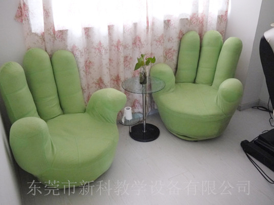 學校<a href='http://www.whcydz.cn' target='1' style='font-size:14px; font-weight:bold; color:#0080ff;'>心理咨詢室</a>布置
