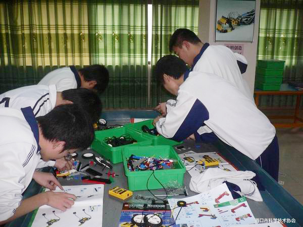 <a href='http://www.whcydz.cn/chanpin/60-1.html' target='1' style='font-size:18px; font-weight:bold; color:#000000;'>機(jī)器人功能室</a>2