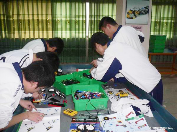 <a href='http://www.whcydz.cn/chanpin/60-1.html' target='1' style='font-size:18px; font-weight:bold; color:#000000;'>機器人功能室</a>